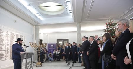 Zapalono świece chanukowe w Sejmie. "To jest prawdziwa twarz Polski"