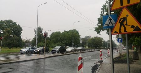 Nocne utrudnienia na al. Kraśnickiej. Będą układać asfalt