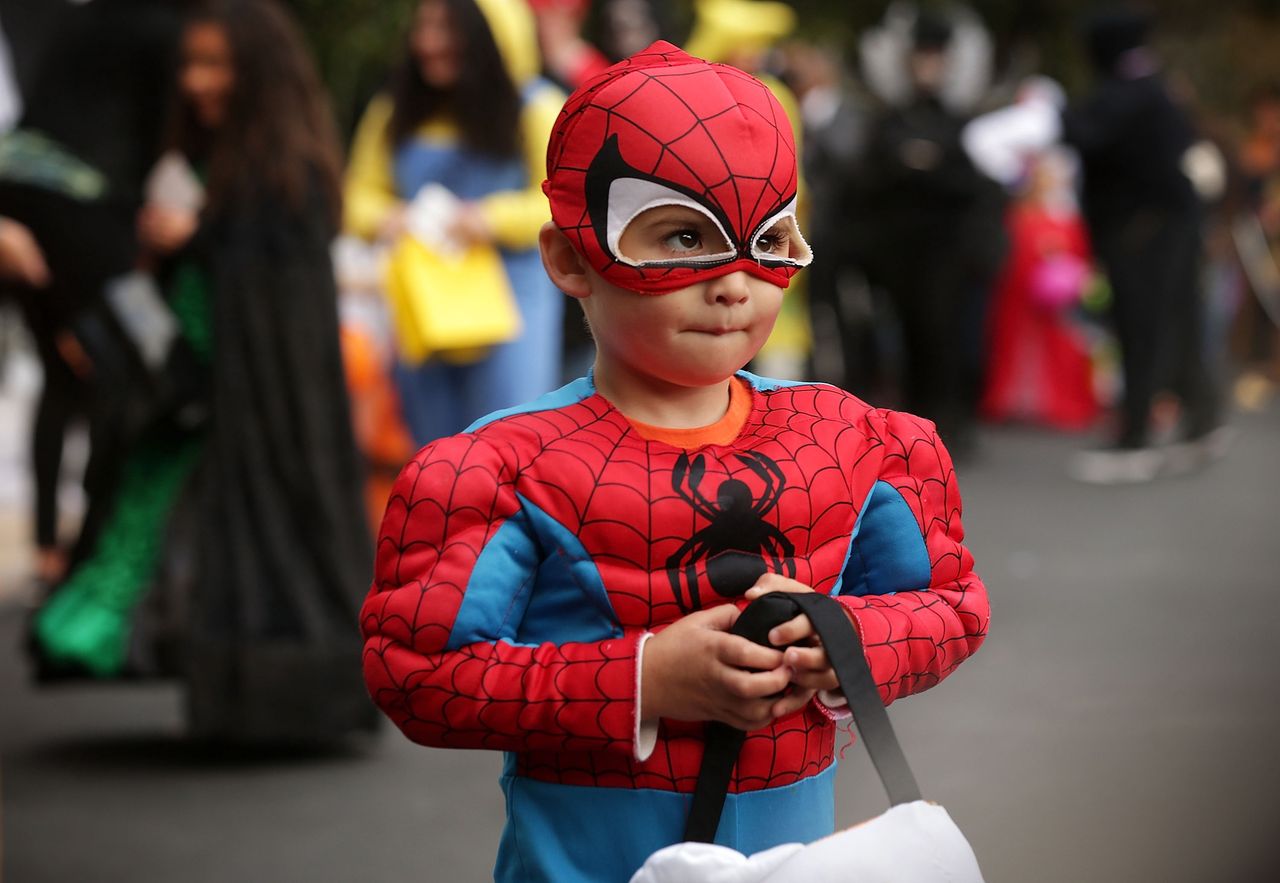 Chcieli być jak Spider-Man. Chłopcy pozwolili ugryźć się czarnej wdowie