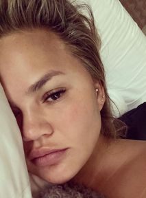 Chrissy Teigen udała się na terapię. Dlaczego? Przez Khloe Kardashian...