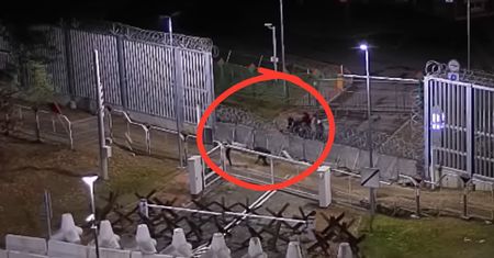 Migranci wzięli drabinę i przekroczyli granicę. Nagranie z Białowieży