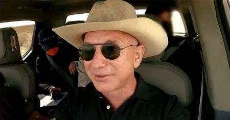 Jeff Bezos chce być jak Elon Musk. Przyjeżdża swoim elektrycznym autem do swojej rakiety
