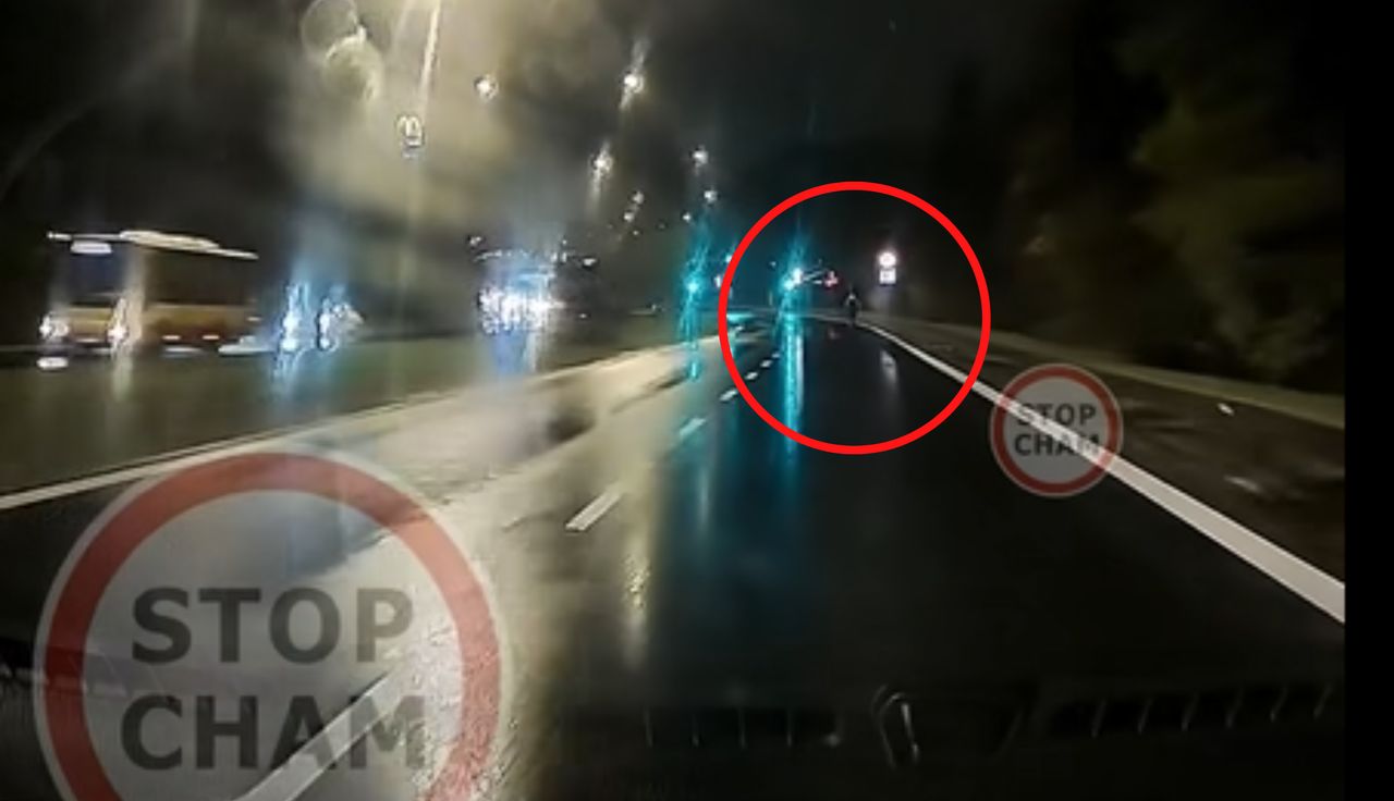 Był środek nocy. Nagrał rowerzystę. Aż brakuje słów