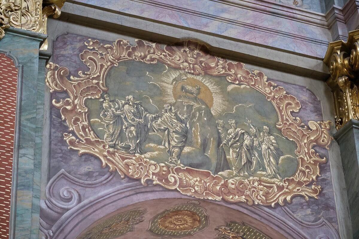 Bogate zdobienia na murach i suficie Archikatedry Lubelskiej