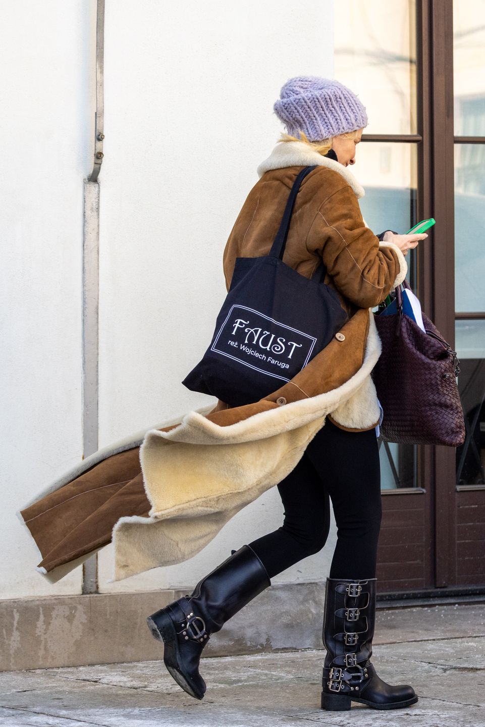 Obwieszona metkami Małgorzata Kożuchowska krąży po Warszawie