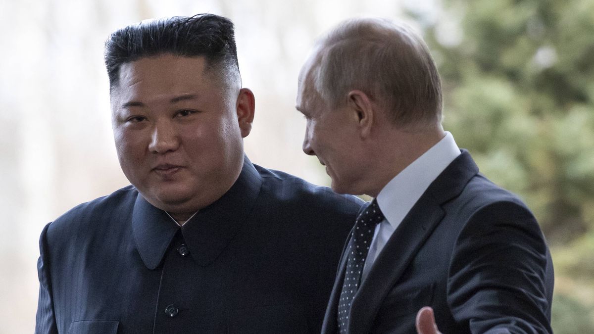 Russian President Vladimir Putin meets North Korean leader Kim Jong Unepa07526662 Russian President Vladimir Putin (R) welcomes North Korea's leader Kim Jong Un for the talks in Vladivostok, Russia, 25 April 2019. Putin and Kim are set to have one-on-one meeting at the Far Eastern State University on the Russky Island across a bridge from Vladivostok. The meeting will be followed by broader talks involving officials from both sides.  EPA/ALEXANDER ZEMLIANICHENKO / POOL Dostawca: PAP/EPA.ALEXANDER ZEMLIANICHENKO / POOL