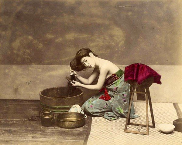 Jedne z pierwszych kolorowych zdjęć z Japonii z ery Edo można zobaczyć na Targach Fotograficznych w Londynie. Zdjęcia są własnością Galerie Verdeau z Paryża i przedstawiają samurajów, gejsze i sceny dokumentujące życie codzienne.