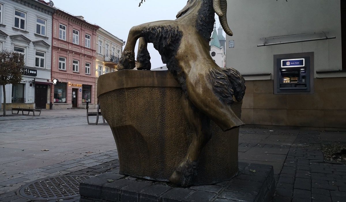 poidełko koziołek z uszkodzoną nogą