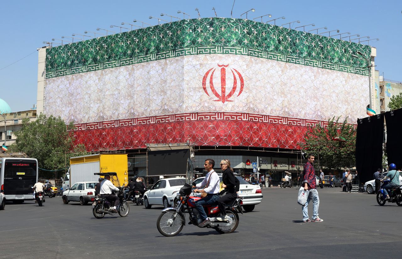 Zwolnienia z sankcji i odblokowanie do 25 mld dol. Co niesie porozumienie z Iranem?