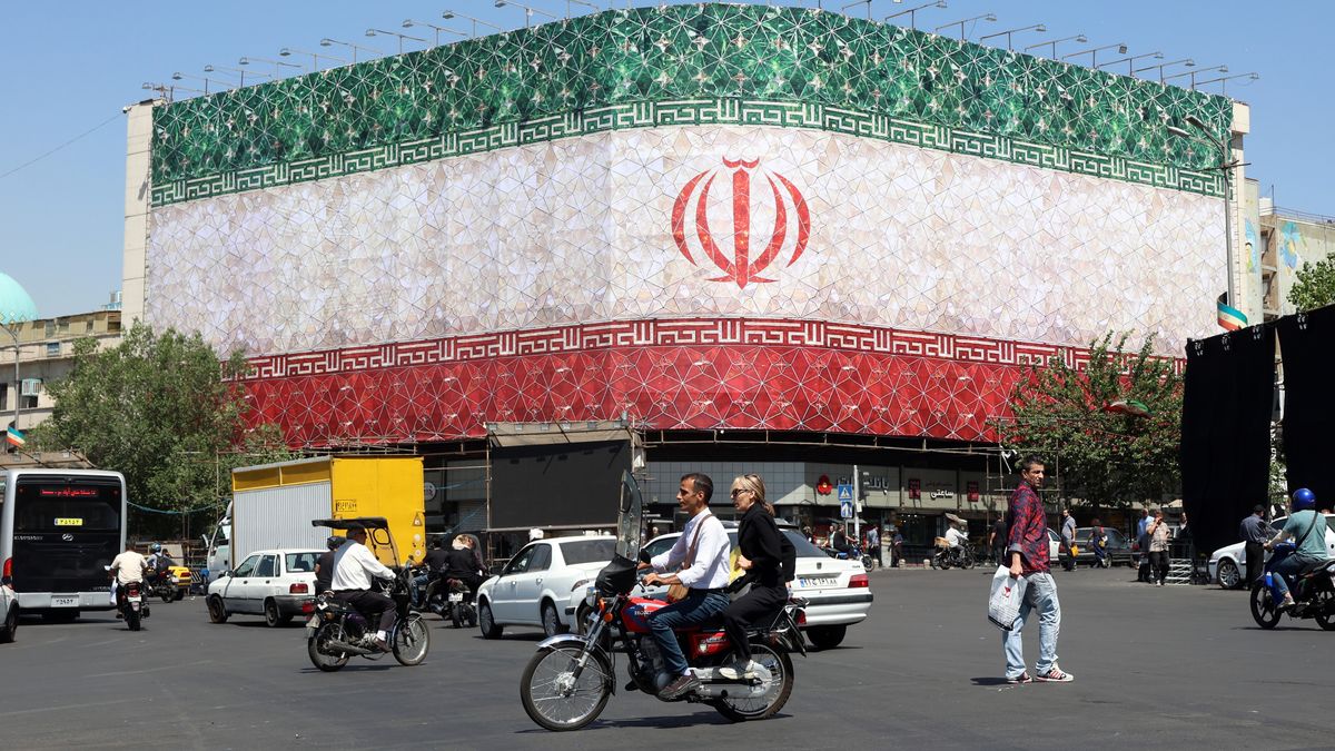Iranians drive past a billboard featuring Iran's national flag at Enqelab Square in Tehran, Iran, 14 June 2026. US President Donald Trump saying on a social media platform that a deal could be signed soon. EPA/ABEDIN TAHERKENAREH RESTRICTIONS: NO Access Israel Media/Persian Language TV Stations Outside Iran/Strictly No Access BBC Persian/VOA Persian/Manoto TV/Iran International TV. (As mandated by Iran's Directorate General for Foreign Media) -- Dostawca: PAP/EPA.