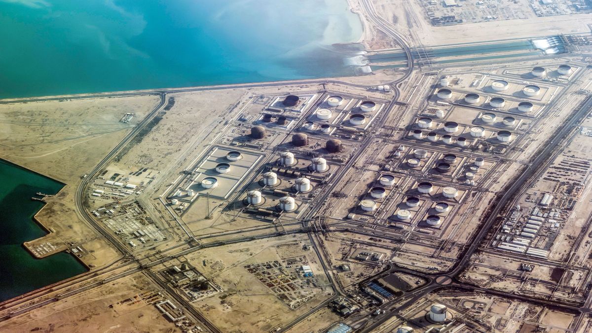 Liquefied natural gas (LNG) facilities in Ras Laffan Industrial City, in Ras Laffan, Qatar, 25 February 2026 (issued 20 March 2026). Qatar has said Iranian missile attacks on the Ras Laffan Industrial City have caused significant damage to the natural gas industrial complex, located approximately 80 km north-east of Doha. It is operated by Qatar Energy and employs around 115,000 people according to the company. EPA/HANNIBAL HANSCHKE Dostawca: PAP/EPA.