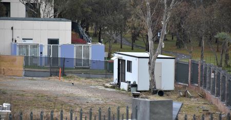 Rosyjski dyplomata kuca z papierosem. Australia odpowiada na bunt