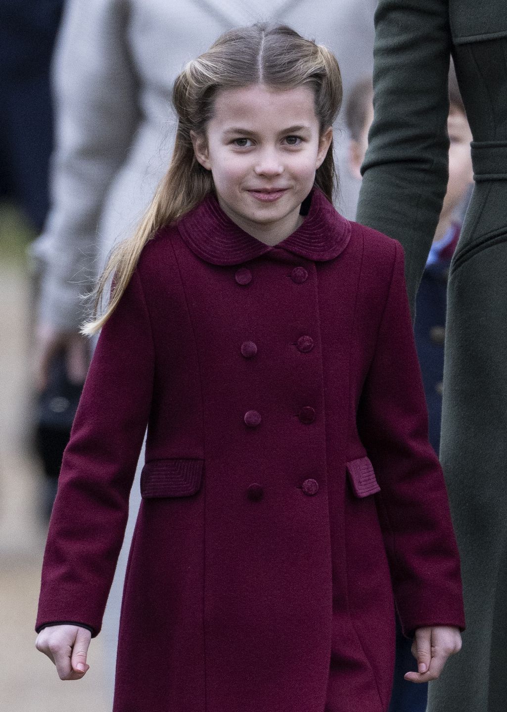 Księżniczka Charlotte mierzy wzrokiem Karola i Camillę. "Mała Diana"