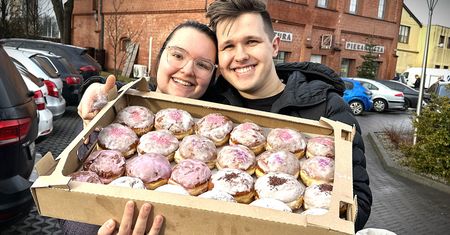 Zielona Góra: Tłusty czwartek pączkiem święcić. Pączki kupujemy kartonami. Faworki też wchodzą