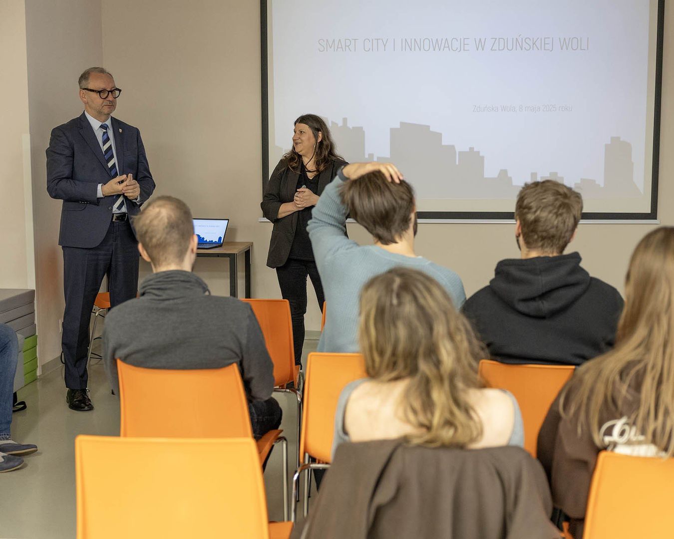 Studenci z Łodzi na zajęciach smart city w Zduńskiej Woli