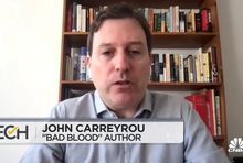 John Carreyrou pozwał gigantów sztucznej inteligencji. 