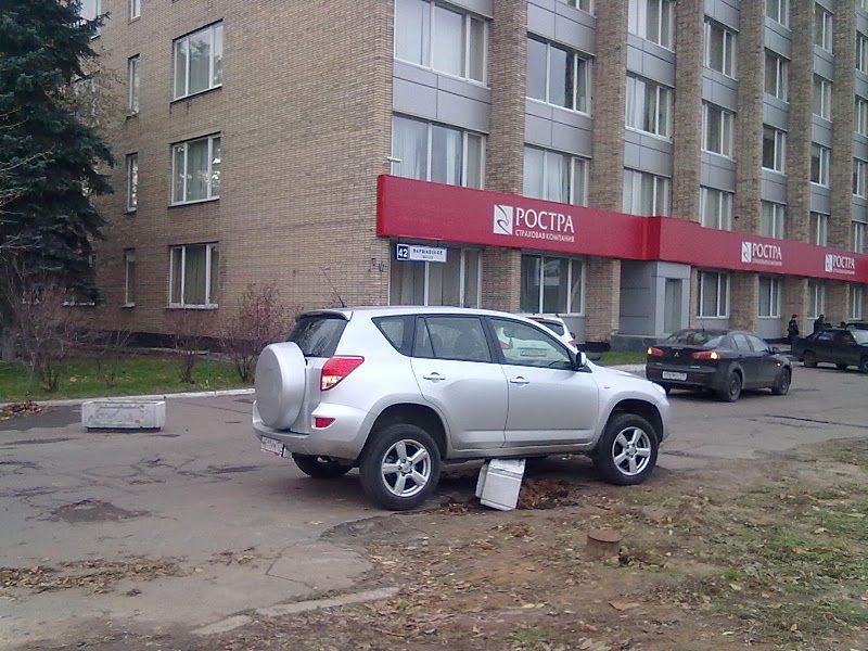 Najdziwniej zaparkowane samochody [galeria] 29