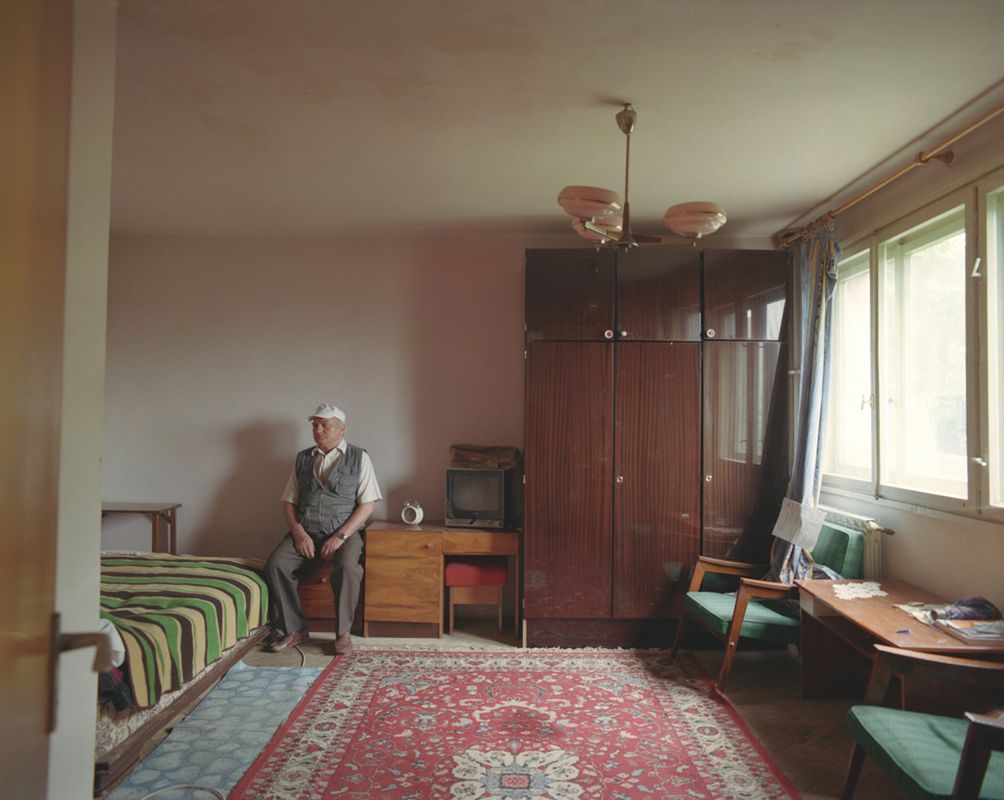 10 pięter i 10 różnych żyć w projekcie rumuńskiego fotografa Bogdana Girbovana 8