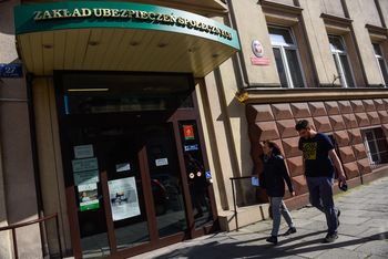 Ujawniono raport o seniorach. Tylu z nich dostaje ponad 10 tysięcy