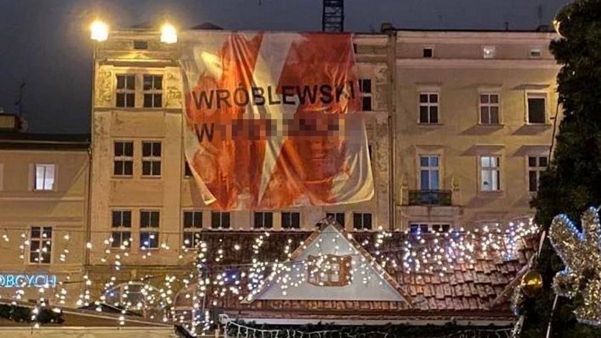 Baner z nazwiskiem posła PiS  w Poznaniu. 
