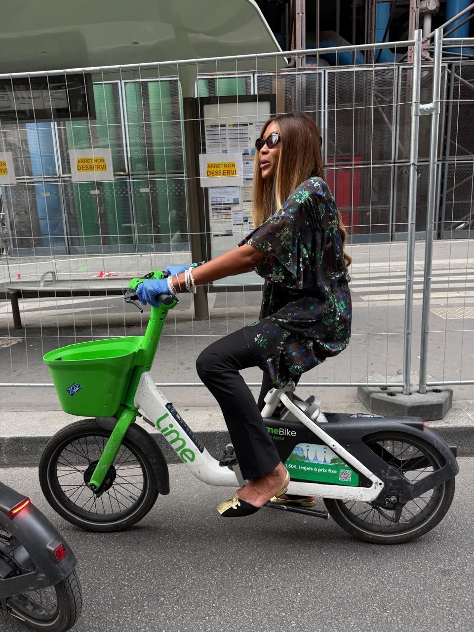 Naomi Campbell w rękawiczkach pruje przez Paryż na rowerze