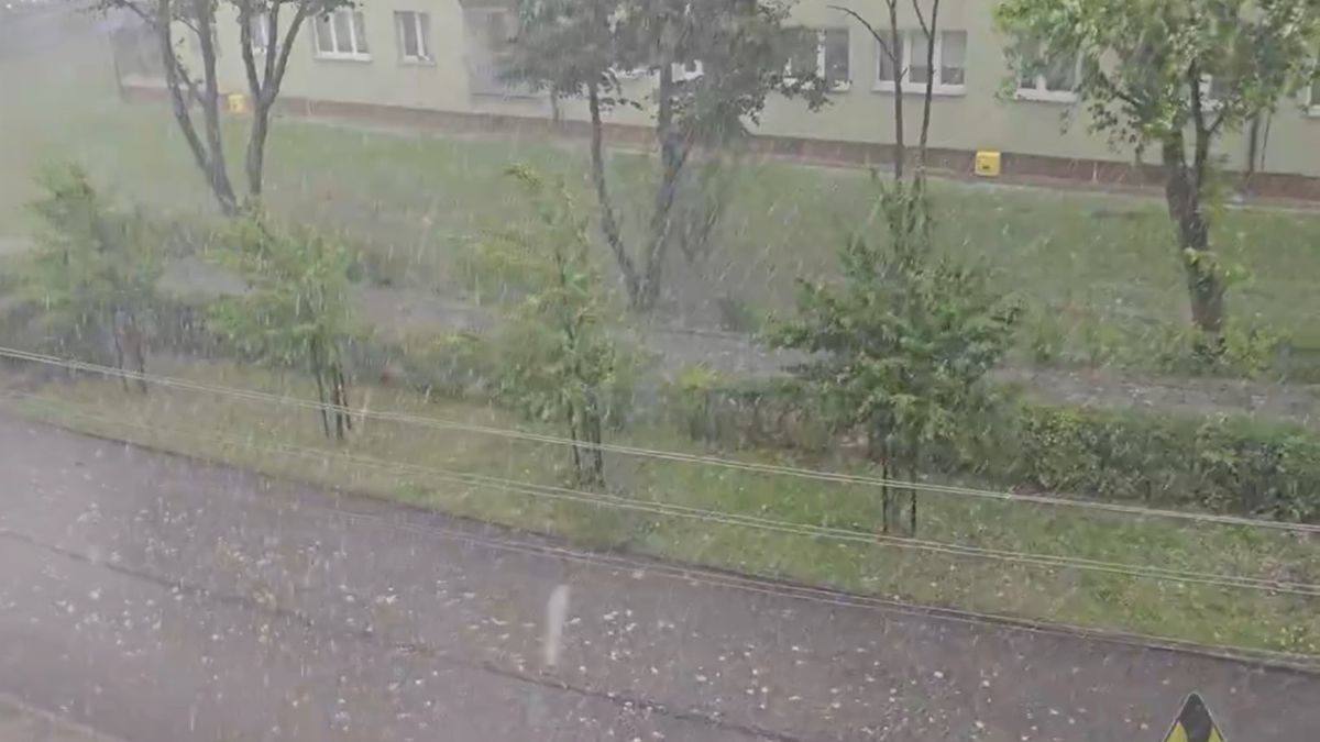 W Bytomiu doszło do oberwania chmury. Jednak zamiast deszczu, pojawił się także grad
