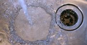 Wlej do odpływu. Według hydraulików nic tak nie "wyżera" brudu