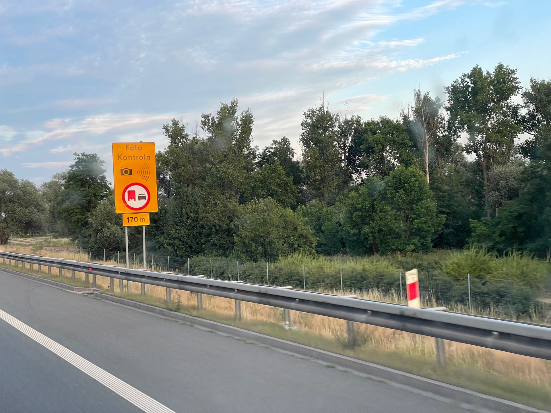 Fotoradar na A2 kontroluje wyprzedzanie przez ciężarówki