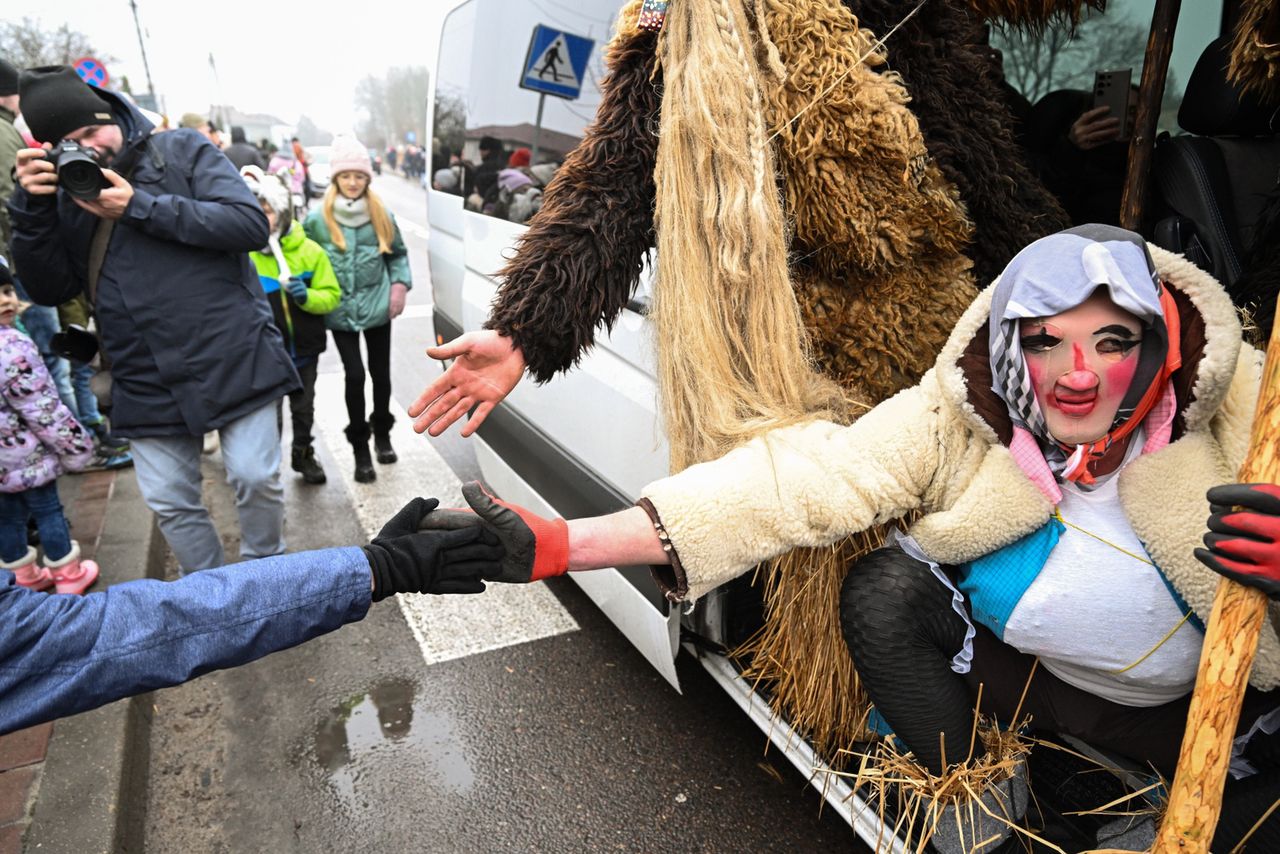 Biorą "na chocki" młode dziewczyny. Straszą dzieci i zatrzymują auta