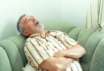 Nie lekceważ chrapania. Te objawy mogą świadczyć o groźnej chorobie