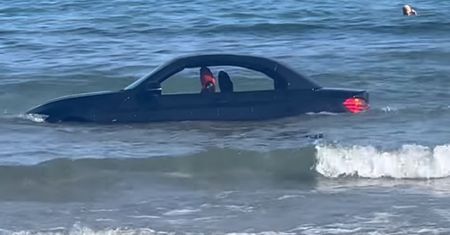 Wjechał bmw za 100 tys. funtów na plażę. Nagranie z Anglii obiegło sieć