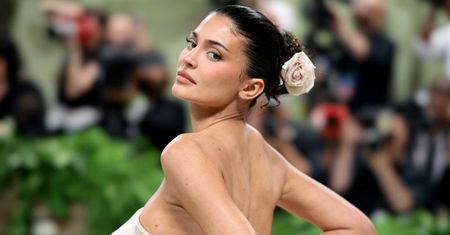 Kylie Jenner zapozowała na potrzeby sesji zdjęciowej w MIKROSKOPIJNYCH majtkach. Zaprojektowała je POLSKA firma!