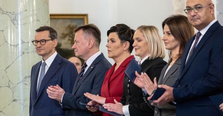 Setki tysięcy na wypłaty. Dwa tygodnie rządu, trzy miesiące pensji
