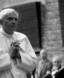 Benedykt XVI nie żyje. Był papieżem wielkich symboli