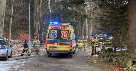Bohaterska akcja policjantów w Jeleniej Górze. Wynieśli ludzi z płonącego budynku – dwóch funkcjonariuszy trafiło do szpitala