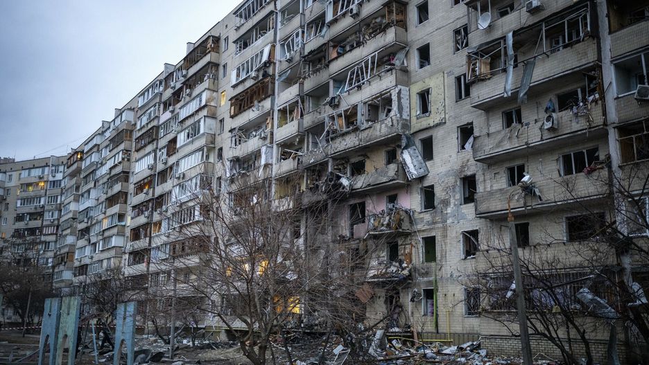 Rosja zaatakowa?a Ukrain?View of a building damaged following a rocket attack the city of Kyiv, Ukraine, Friday, Feb. 25, 2022. (AP Photo/Emilio Morenatti)AP