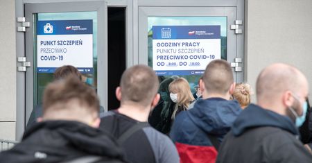 Koronawirus. Lekarze biorą sprawy w swoje ręce. Szczepionkobusy staną przed kościołami