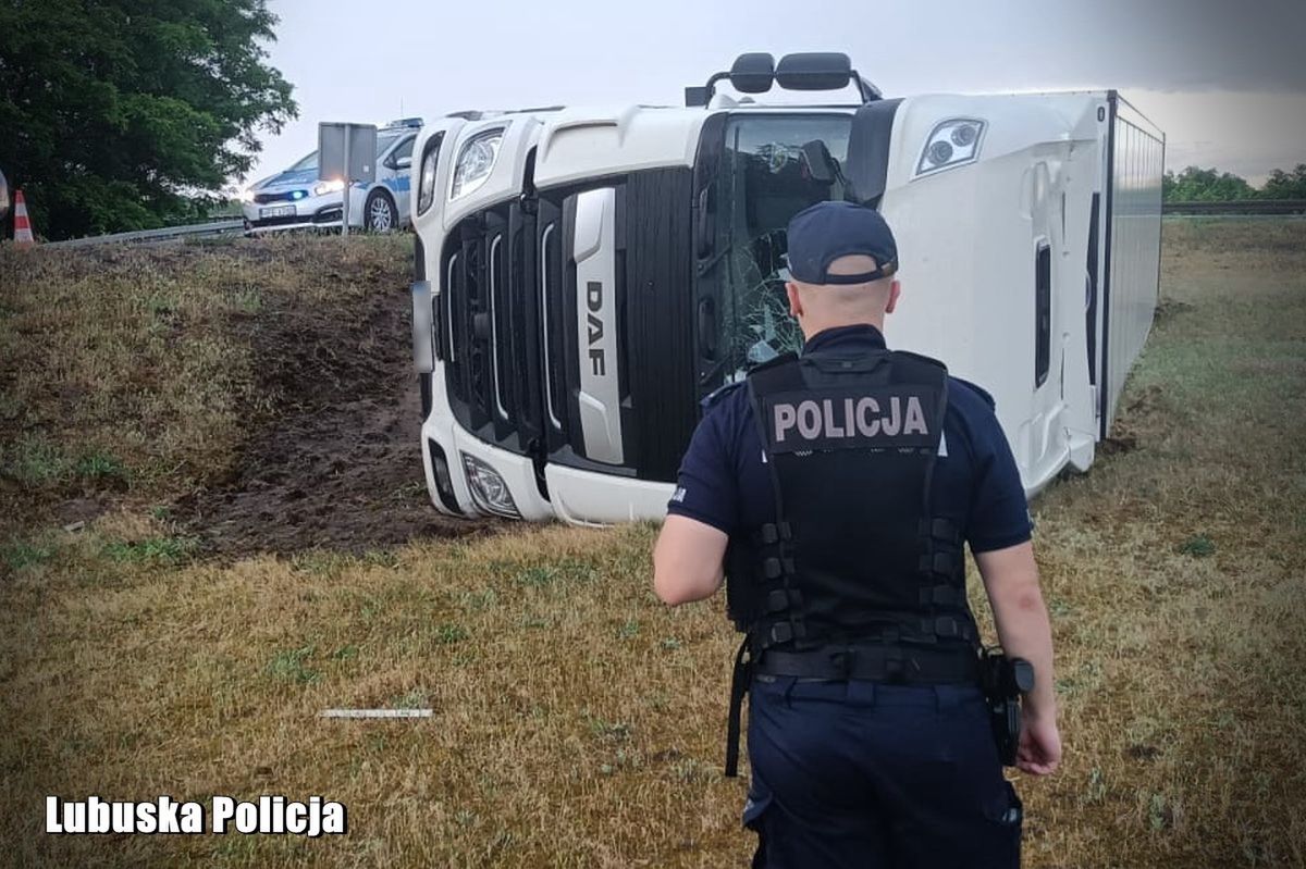 Wylądował ciężarówką na boku. Sam ledwie stał na nogach