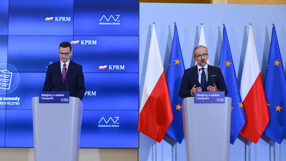 Warszawa, 8.10.20. KPRM, Konferencja premiera Mateusza Morawieckiego i ministra zdrowia Adama Niedzielskiego; n/z: Adam Niedzielski i Mateusz Morawiecki,