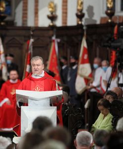 Tęczowa flaga na pomniku Jezusa. Ksiądz podziękował premierowi za sprzeciw wobec profanacji