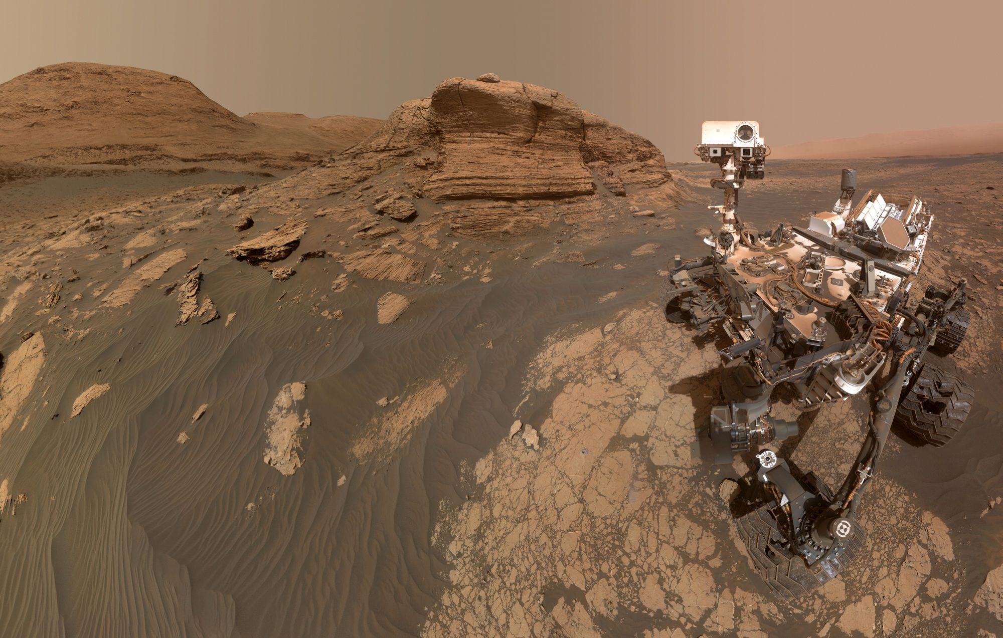 Curiosity w 2021 r. Już wtedy widoczne było silne zużycie kół.