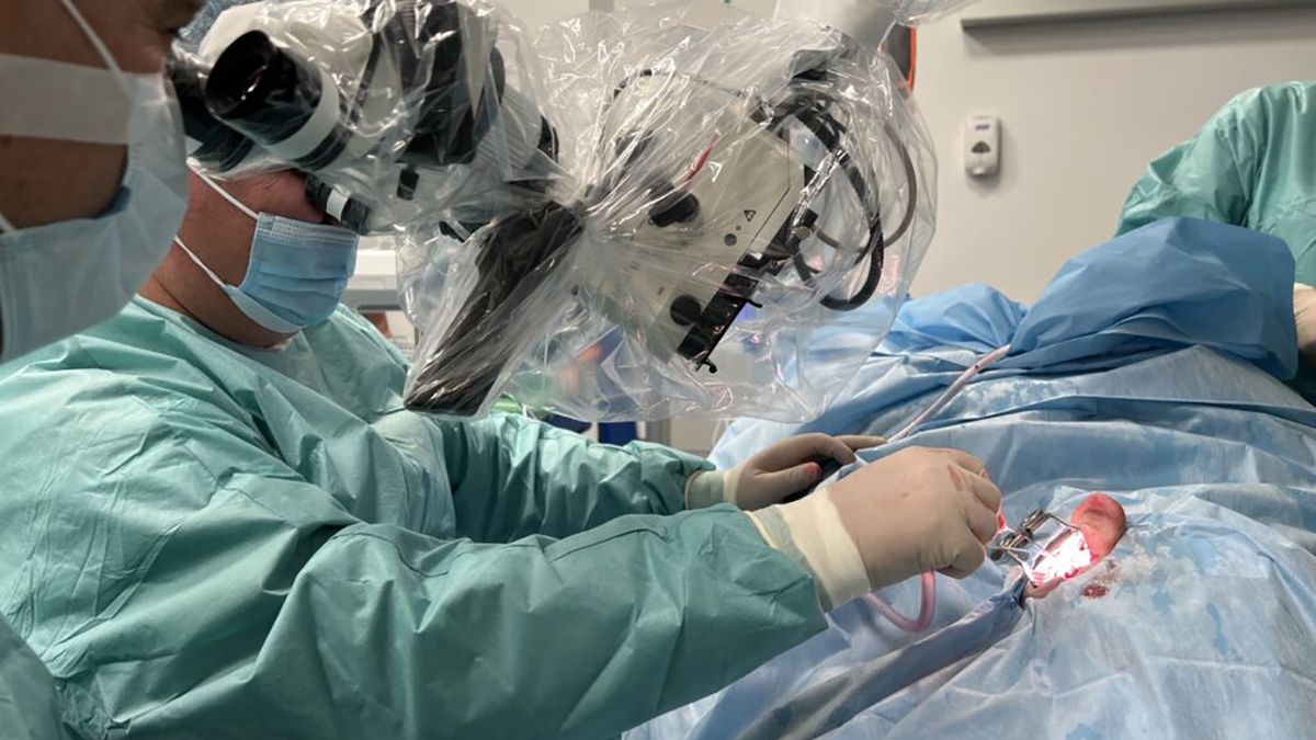 Lekarze krakowskiego szpitala wykonali dwie operacje wszczepienia implantów słuchowych