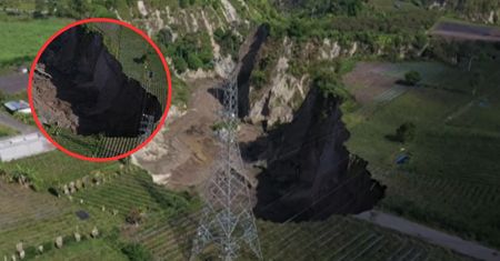 Gigantyczne zapadlisko. Paraliż w Indonezji po ulewie