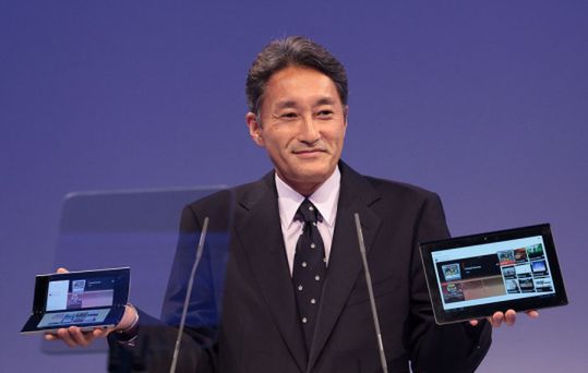 CEO Sony Kazuo Hirai prezentuje nowe tablety firmy (fot. Techietonic.com)