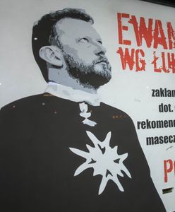 Plakaty z Łukaszem Szumowskim na przystankach. "Zakłamywanie statystyk"