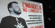 Plakaty z Łukaszem Szumowskim na przystankach. "Zakłamywanie statystyk"