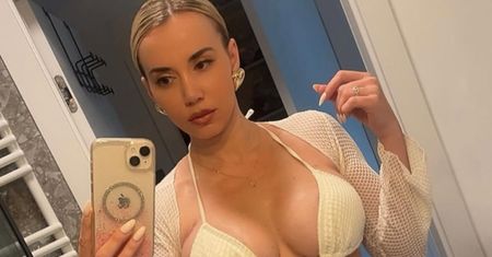 Marianna Schreiber i jej tureckie powiększone piersi pozują przed lustrem