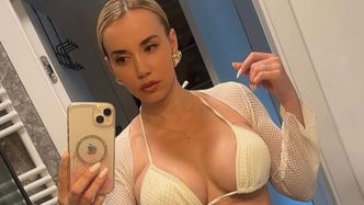 Marianna Schreiber i jej tureckie powiększone piersi pozują przed lustrem