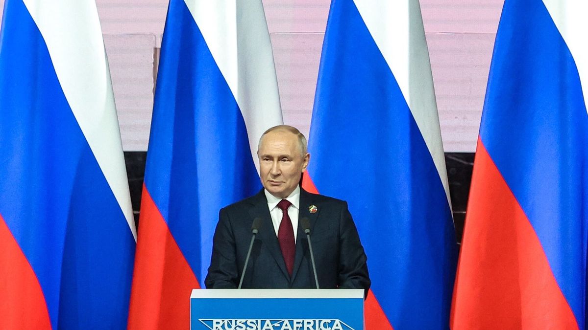 Second Summit Economic and Humanitarian Forum 'Russia-Africa' in St.Petersburg
epa10772256 A handout photo made available by TASS Host Photo Agency shows Russian President Vladimir Putin speaking during an official meeting ceremony of the heads of participating delegations of the Second Summit Economic and Humanitarian Forum 'Russia-Africa' in St.Petersburg, Russia, 27 July 2023. The Second Summit Economic and Humanitarian Forum 'Russia-Africa' will take place from July 27 to 28 at the congress-exhibition center Expoforum in St. Petersburg.  EPA/Sergei Bobylev / TASS Host Photo Agency / HANDOUT MANDATORY CREDIT HANDOUT EDITORIAL USE ONLY/NO SALES 
Dostawca: PAP/EPA.
Sergei Bobylev / TASS Host Photo Agency / HANDOUT