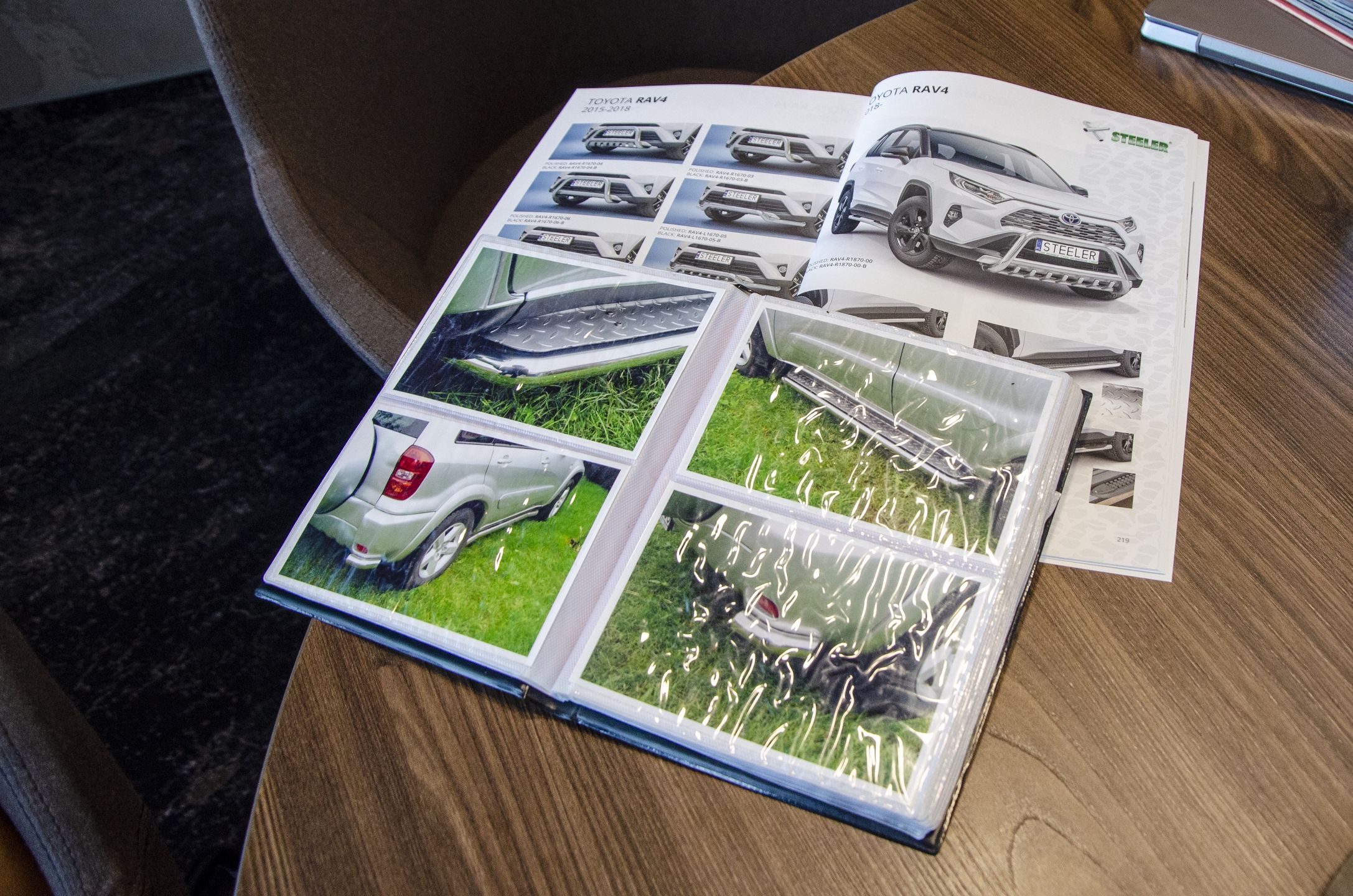 Od góry ostatni i pierwszy katalog akcesoriów Steelera w wydaniu papierowym. 